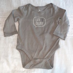 EUC Gap Factory 3-button cotton onesie “luv u daddy” size 6-12 months 🫧
